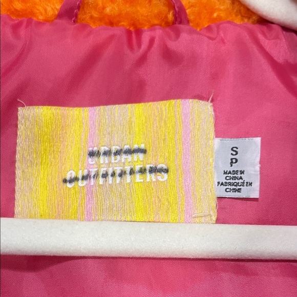 Urban Outfitters Puffer Jacket in Pink and Orange Size Small Petite PTP 27” EUC - Picture 5 of 8